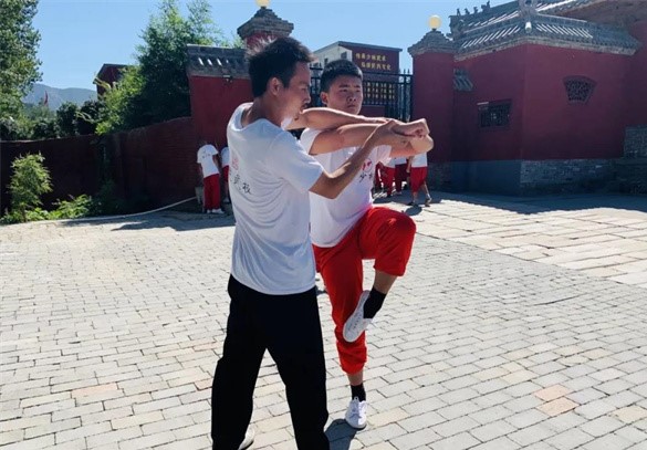 少林寺武术学校老师指导学生练习武术