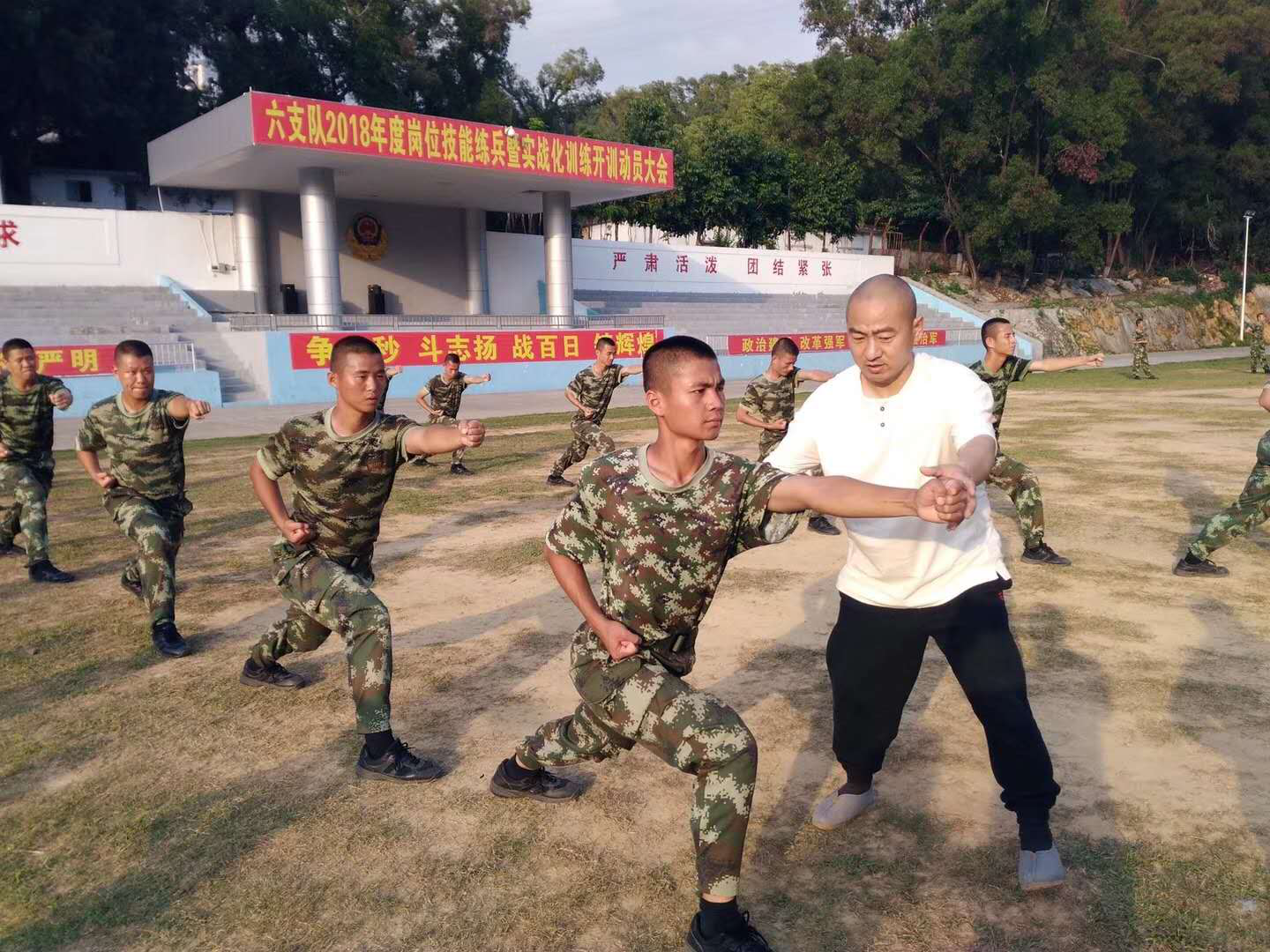 学员武术课的练习