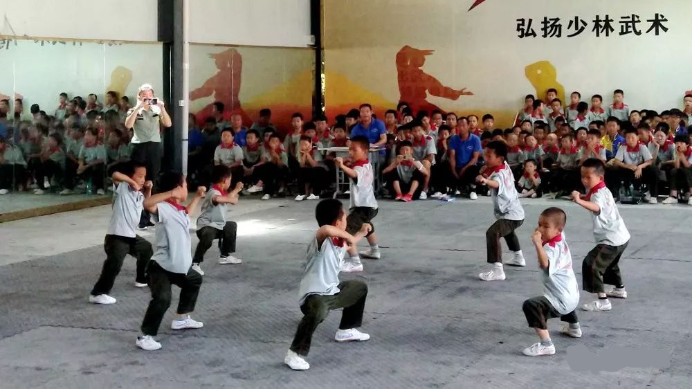 嵩山少林寺武术学校的学员在练武